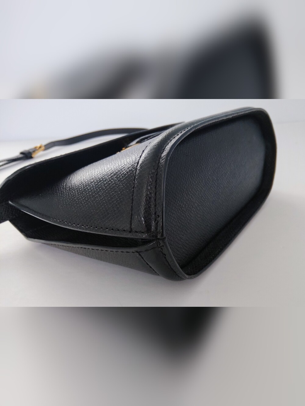 Bally Swiss Vintage Black Leather Crossbody with Gold 'B' Hardware. 8×7×3. - Picture 7 of 11